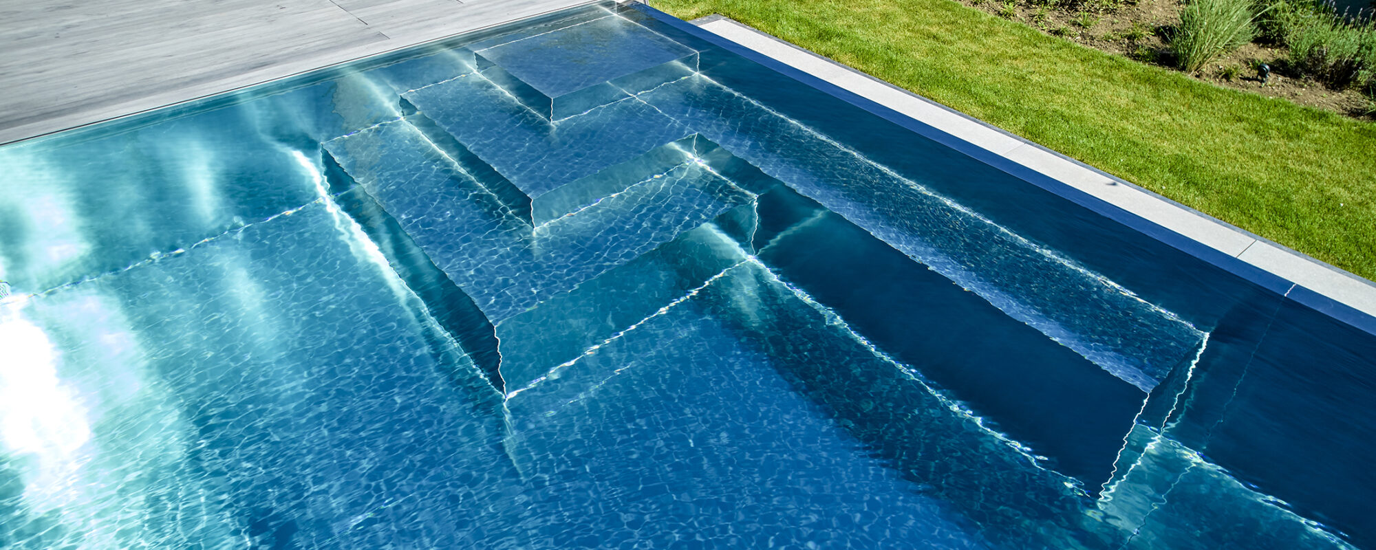 Escalier d'angle d'une piscine en inox à débordement
