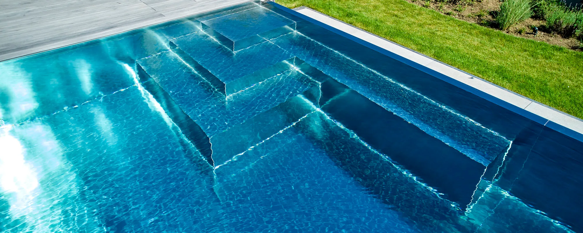 Escalier d'angle d'une piscine en inox à débordement
