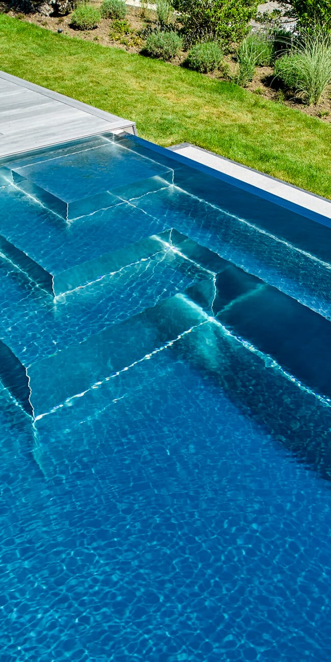 Escalier d'angle d'une piscine en inox à débordement