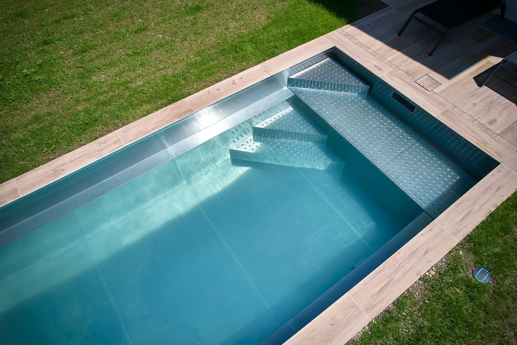 Piscine extérieure en inox avec escalier banquette