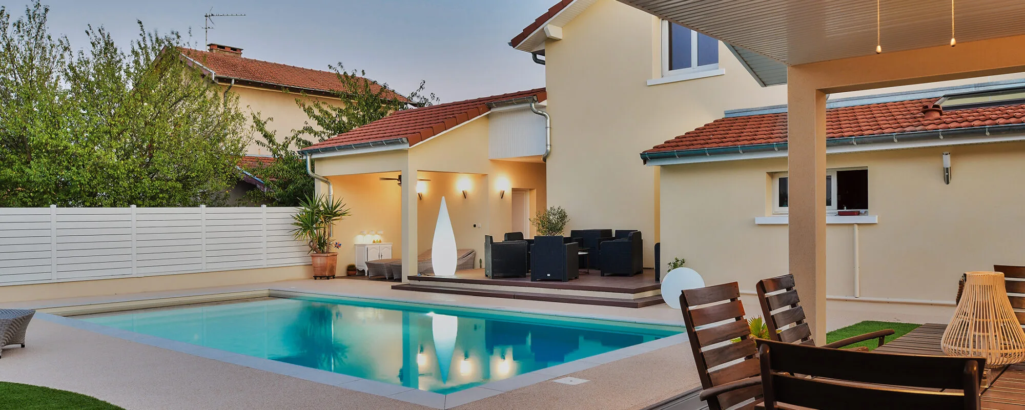 Piscine de 9 x 4 m, margelle grès cérame et plage en résine