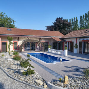 couloir-nage-abri-haut-telescopique-ouvert-piscine-weekend.jpg