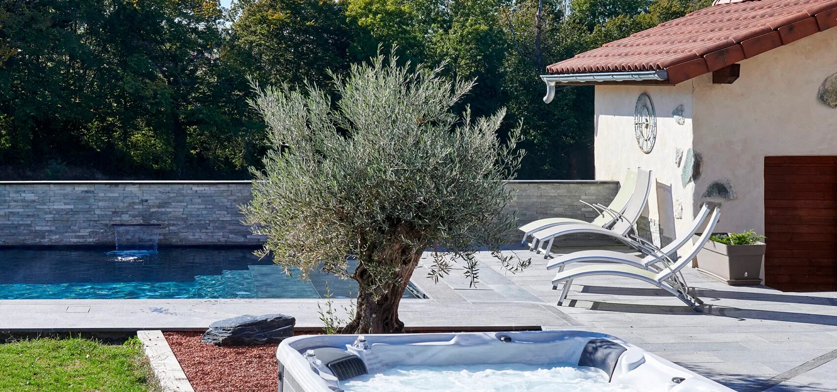 Spa extérieur semi-encastré