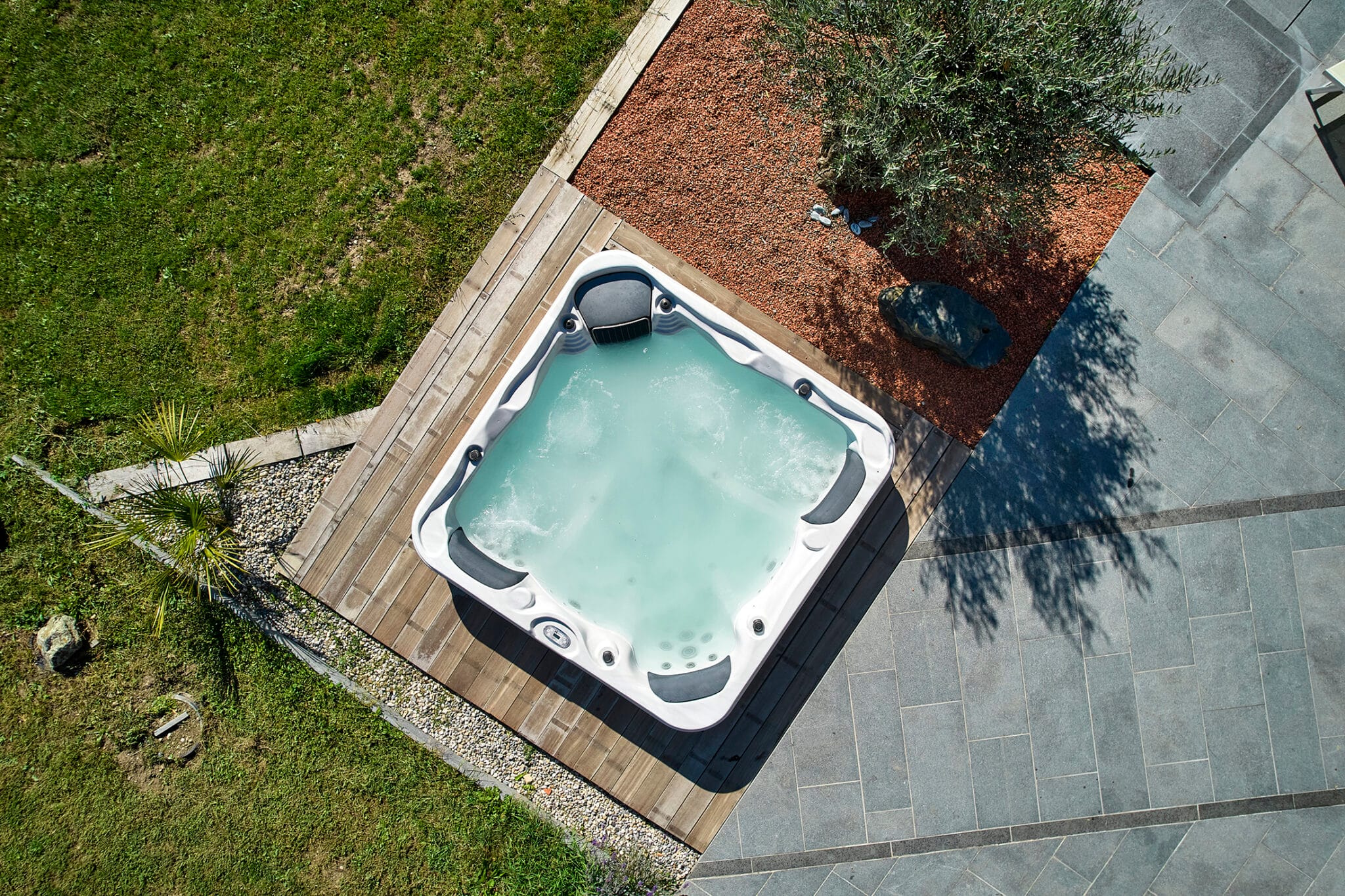 Spa extérieur semi-encastré