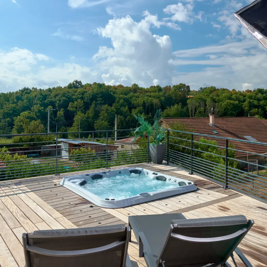 Espace détente avec spa ©FABRICE FERRER - PISCINE WEEK-END