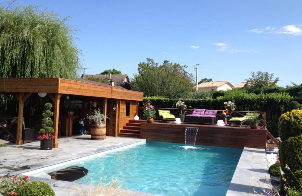 Rénovation d'une piscine extérieure avec abri outdoor et cascade - Piscine Week-End