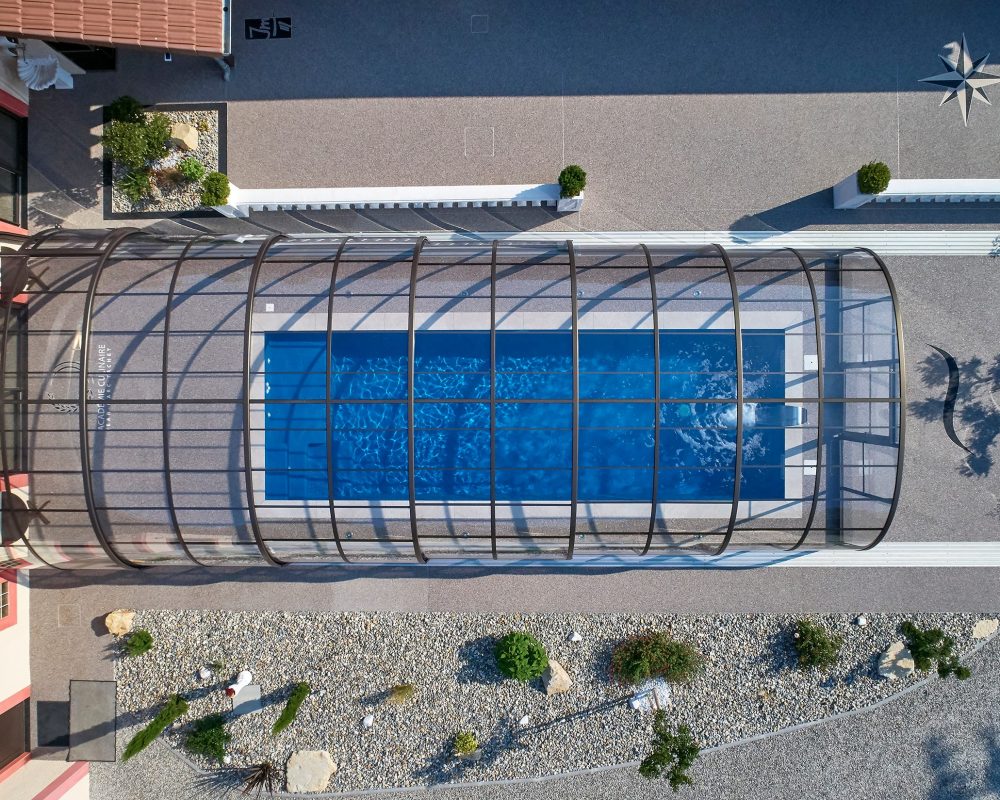 Couloir de nage avec nage à contre courant & abri haut télescopique