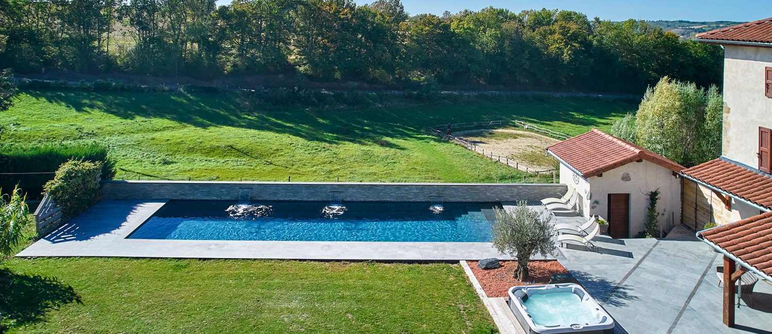 Couloir de Nage avec spa semi-encastré, margelles et plage en bois exotique
