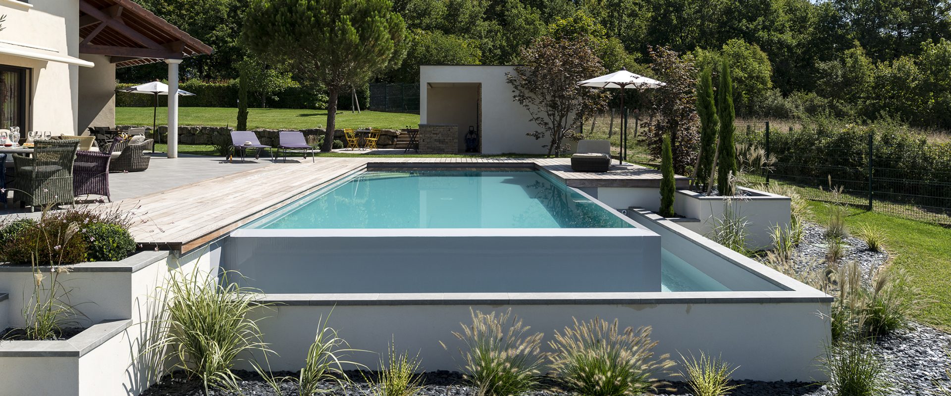 Piscine à débordement sur deux côtés, membrane armée gris clair