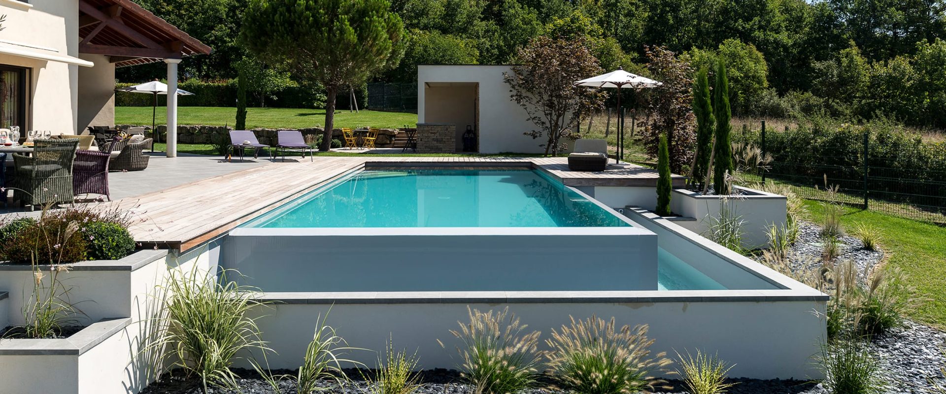Piscine à débordement sur deux côtés, membrane armée gris clair