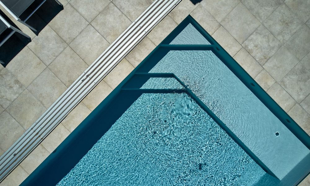 Piscine extérieure de 8x4 m avec abri mi-haut