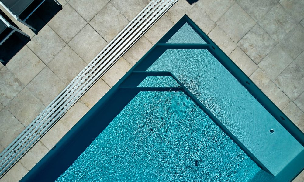 Piscine extérieure de 8x4 m avec abri mi-haut