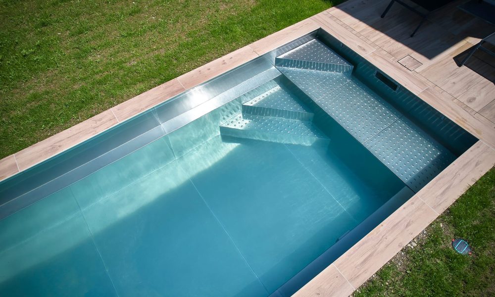 Piscine extérieure en inox avec escalier banquette