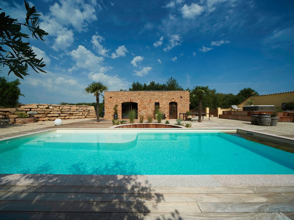 Piscine lagon et spa 5 places pour un espace wellness ultime