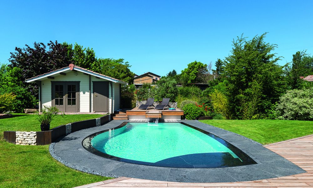 Piscine à débordement miroir forme libre sur mesure
