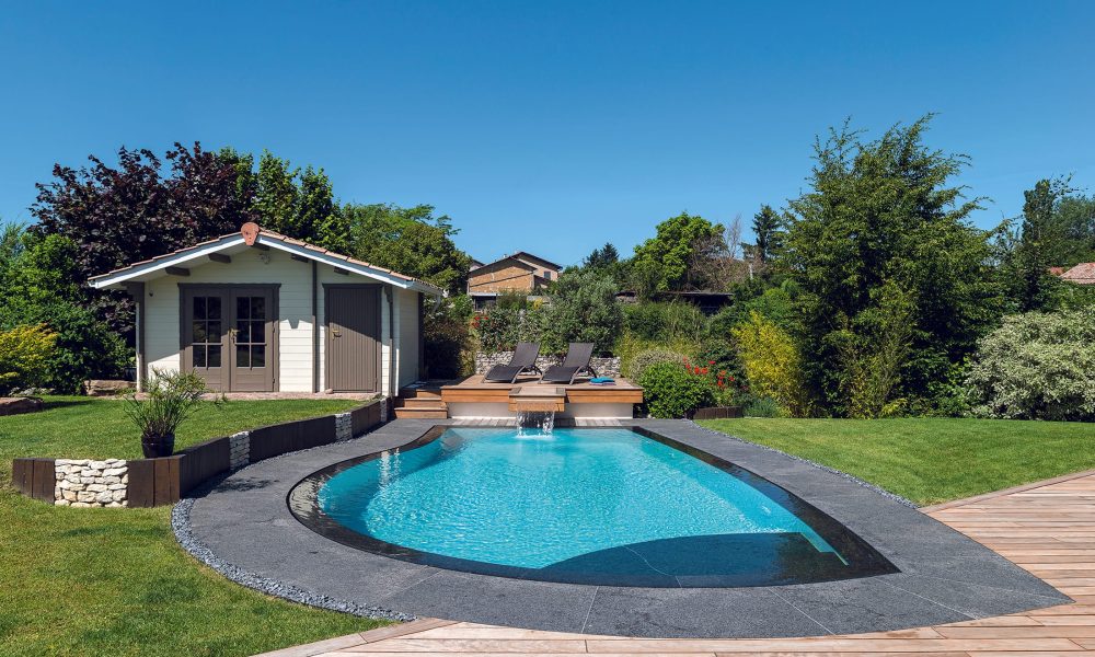 Piscine à débordement miroir forme libre sur mesure