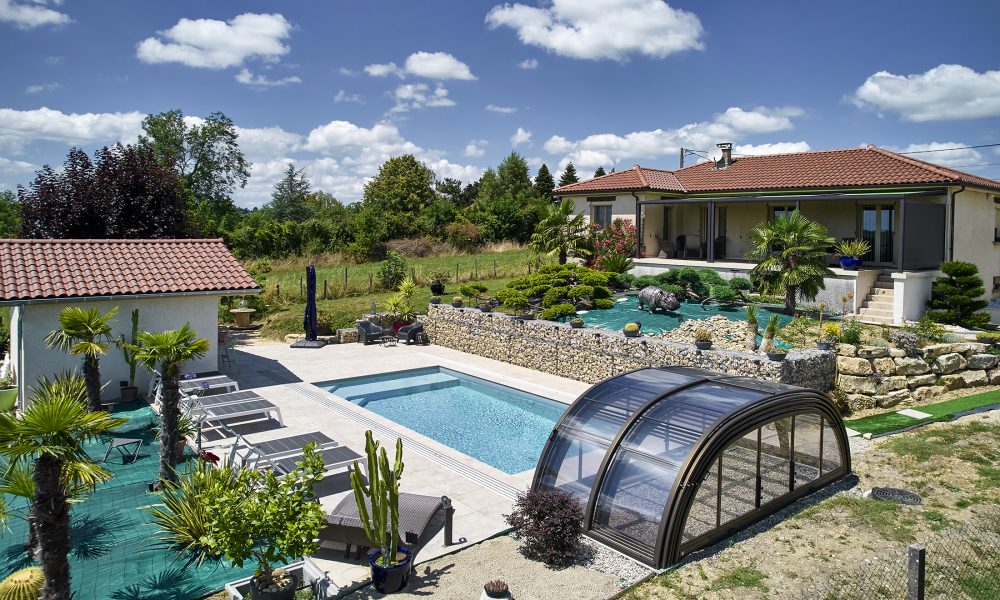 Piscine extérieure de 8x4 m avec abri mi-haut