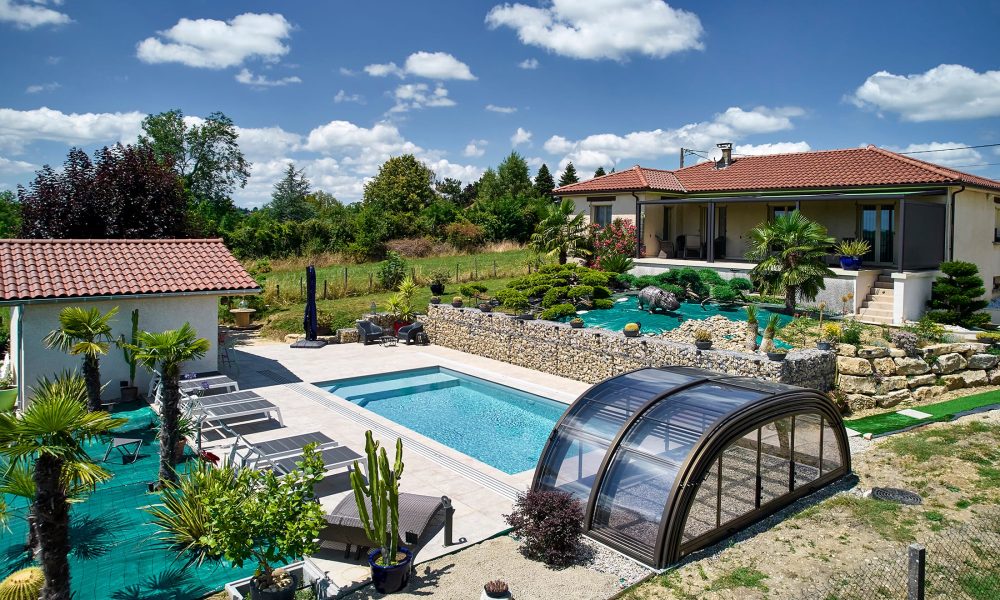 Piscine extérieure de 8x4 m avec abri mi-haut