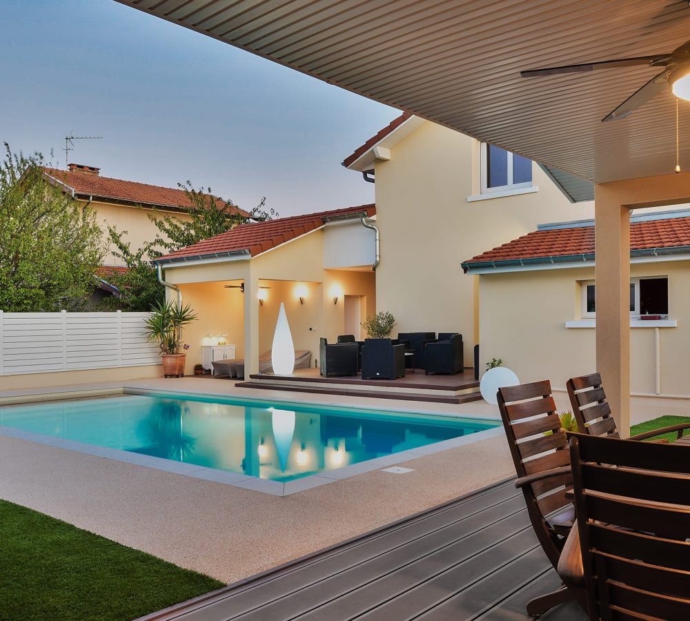Piscine de 9 x 4 m, margelle grès cérame et plage en résine