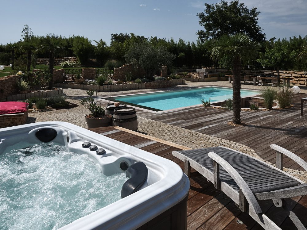 Piscine lagon et spa 5 places pour un espace wellness ultime