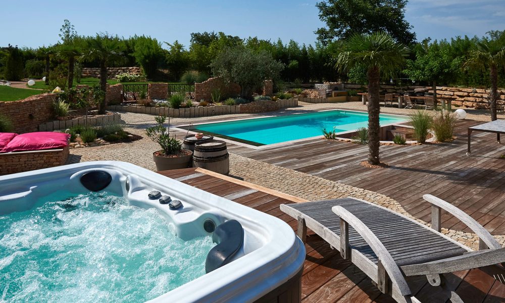 Piscine lagon et spa 5 places pour un espace wellness ultime