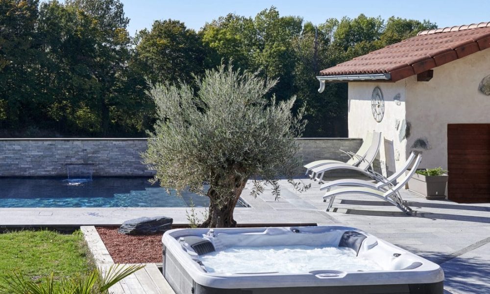Spa extérieur semi-encastré
