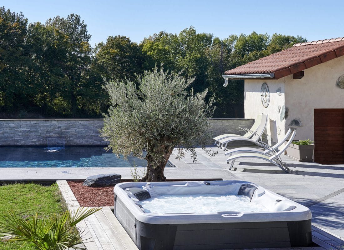 Spa extérieur semi-encastré