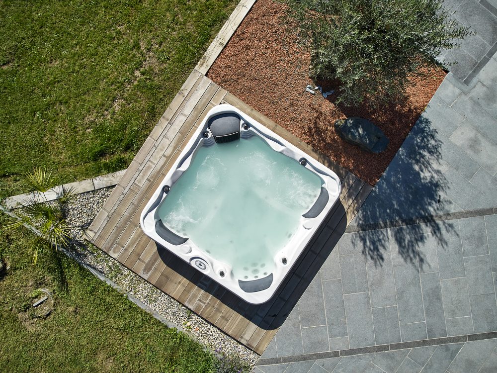 Spa extérieur semi-encastré