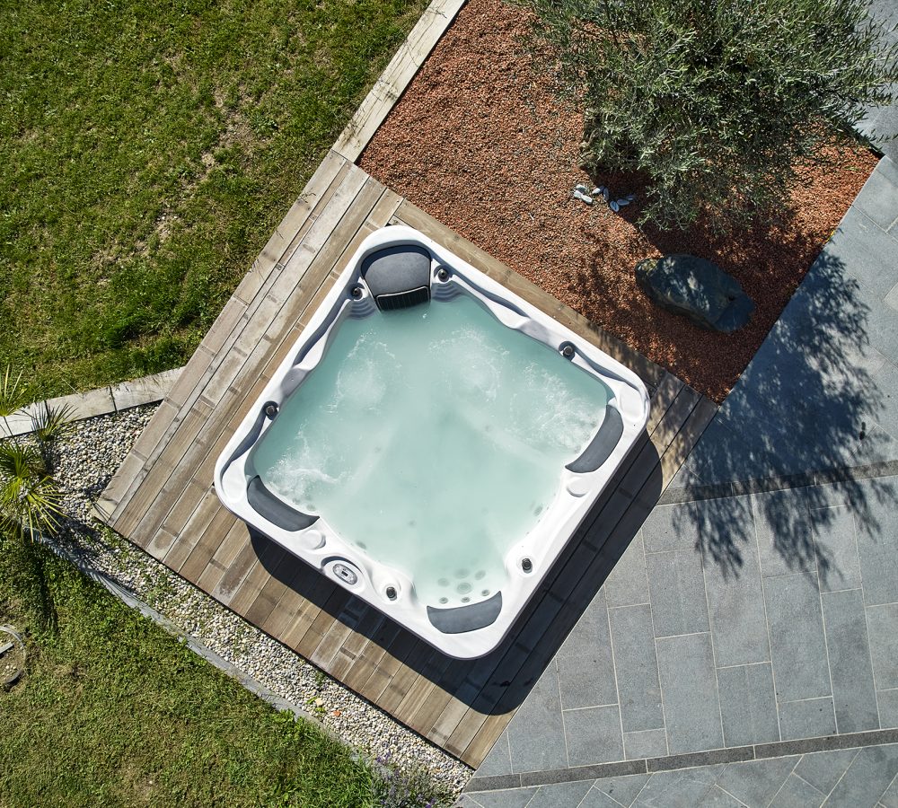 Spa extérieur semi-encastré