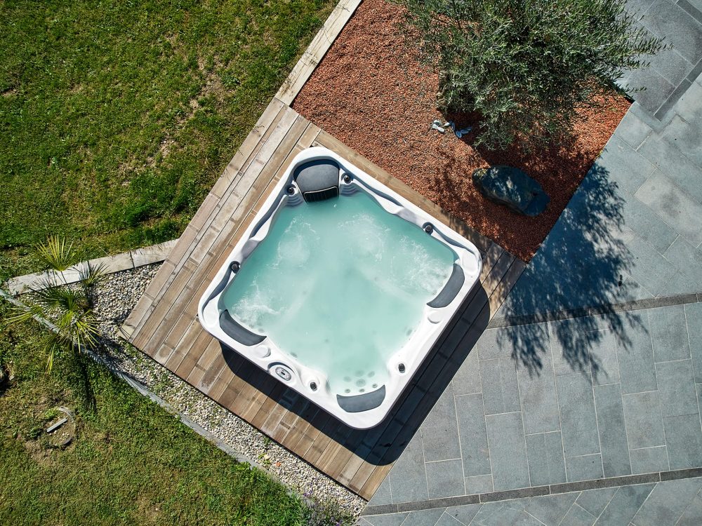 Spa extérieur semi-encastré
